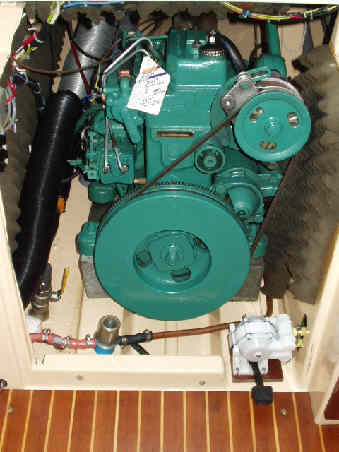 Ansicht vom Salon in den Motorraum!